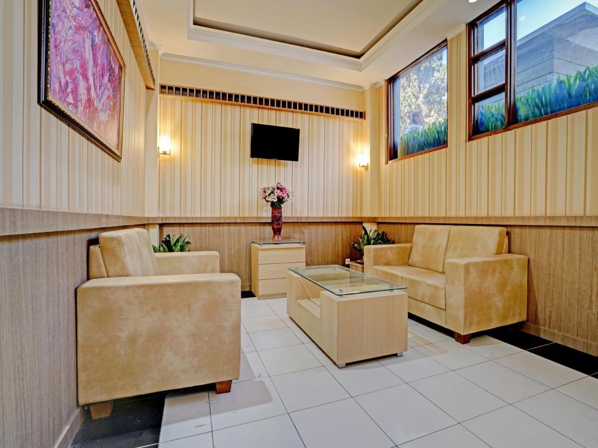 OYO 3953 Hotel Catellya Ii Cipaku Bandung Esterno foto