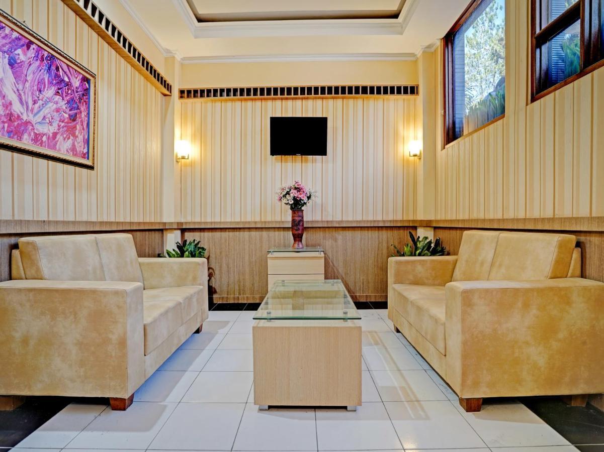 OYO 3953 Hotel Catellya Ii Cipaku Bandung Esterno foto