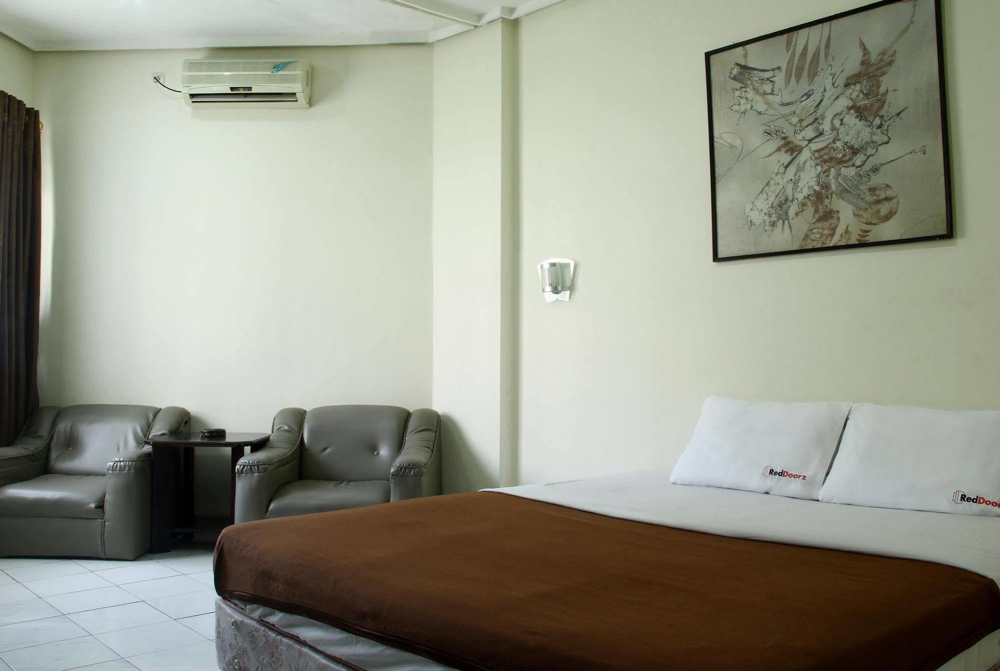 OYO 3953 Hotel Catellya Ii Cipaku Bandung Esterno foto