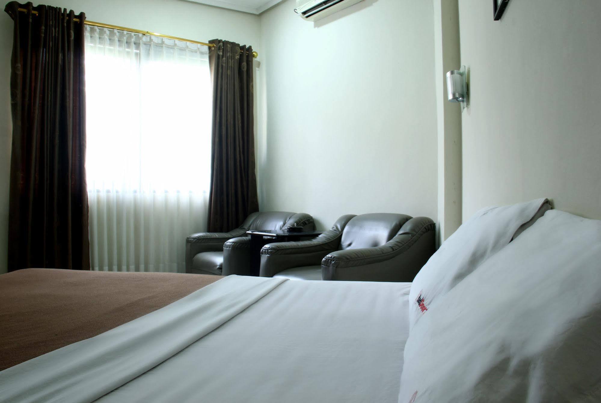 OYO 3953 Hotel Catellya Ii Cipaku Bandung Esterno foto