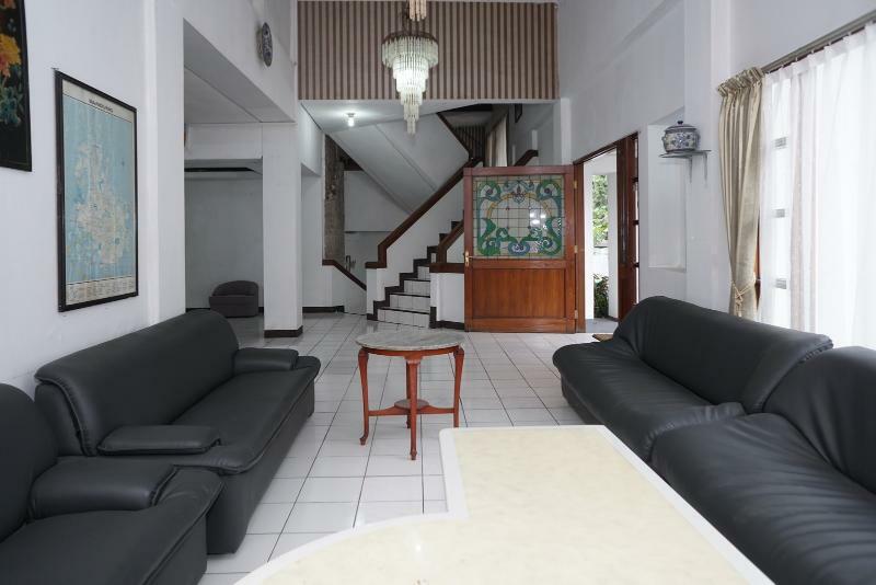 OYO 3953 Hotel Catellya Ii Cipaku Bandung Esterno foto