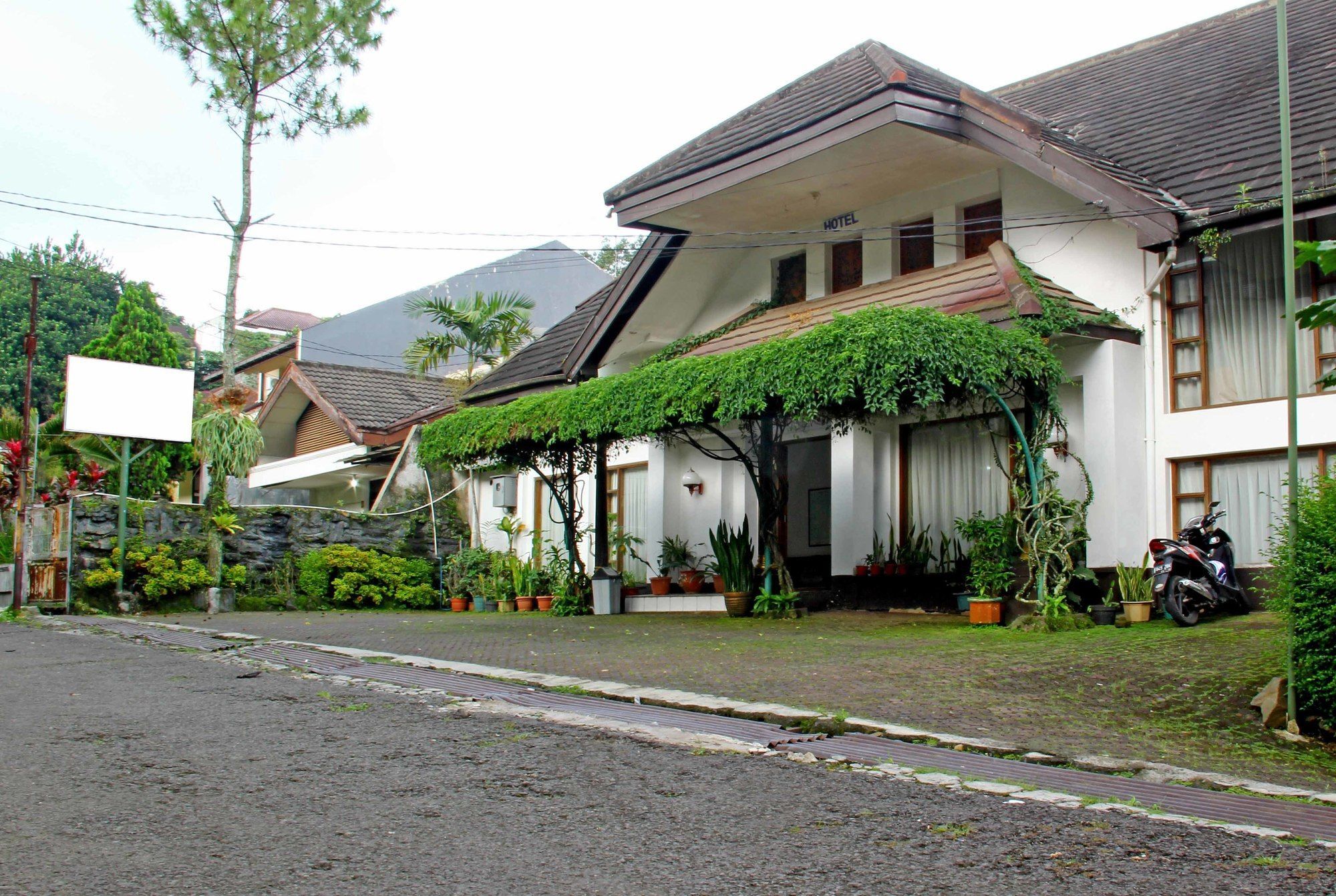 OYO 3953 Hotel Catellya Ii Cipaku Bandung Esterno foto